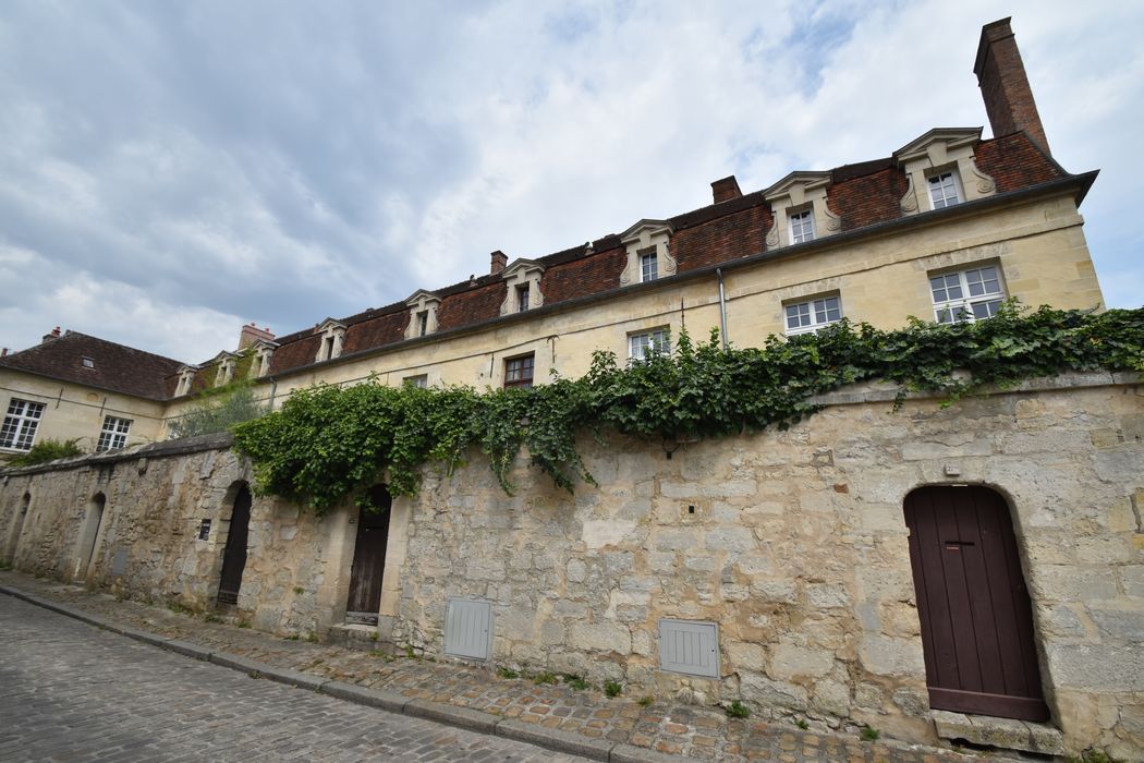 vue partielle de la façade sud depuis la rue