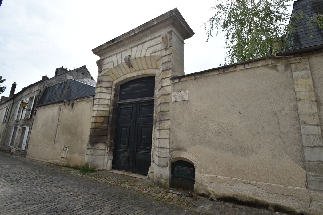 portail monumental d’accès sur rue à la cour d’honneur