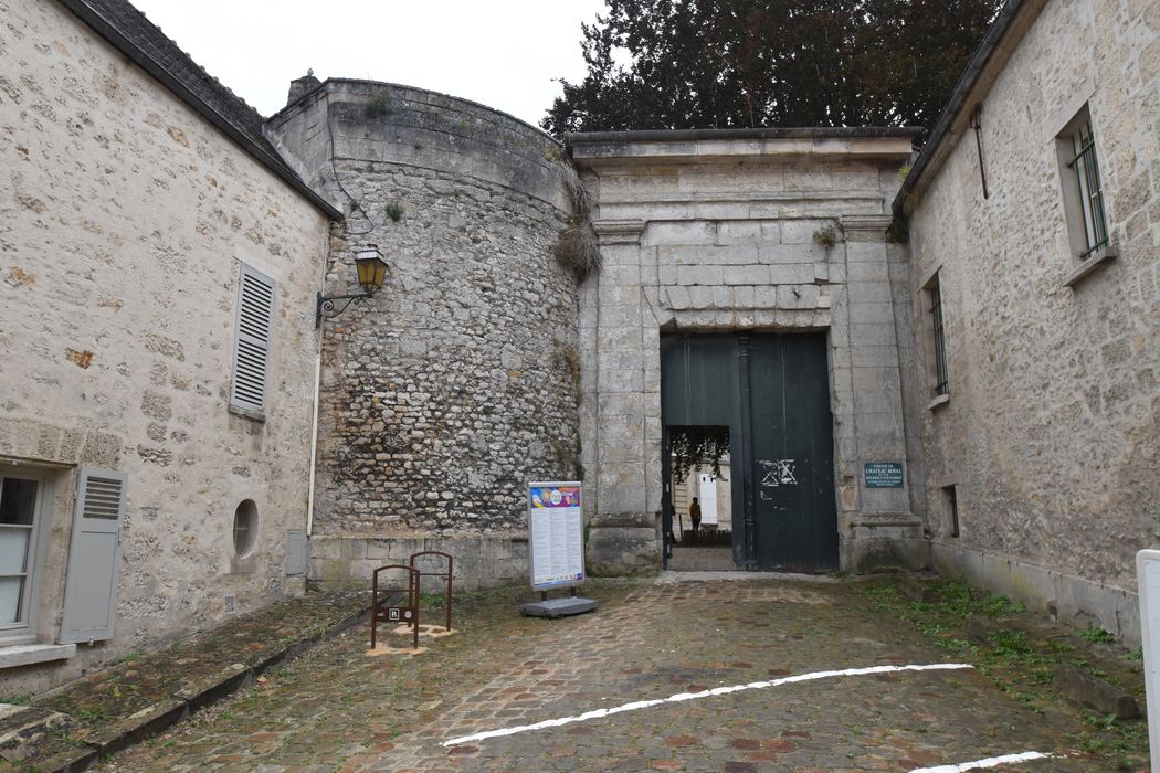 porte nord-ouest à l’enceinte du prieuré et de l’ancien château, élévation nord-ouest