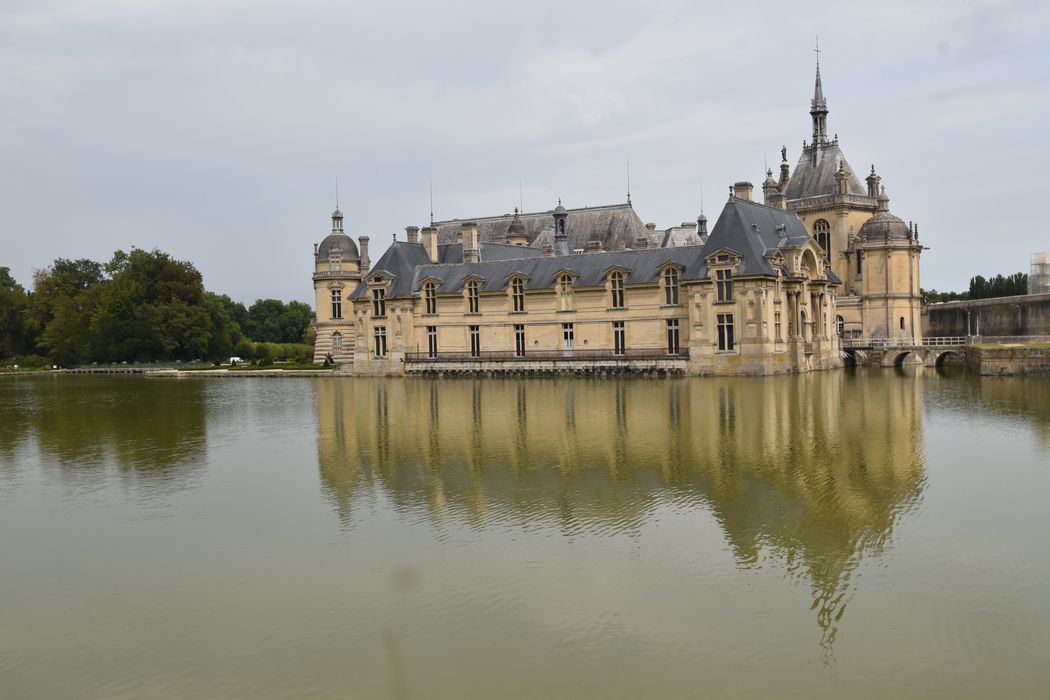 Vue générale du château dans son environnement depuis le Sud-Ouest