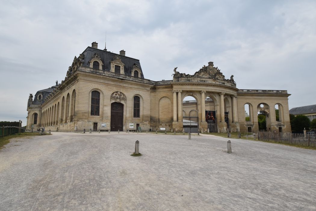 Vue générale des grandes écuries depuis l’Est