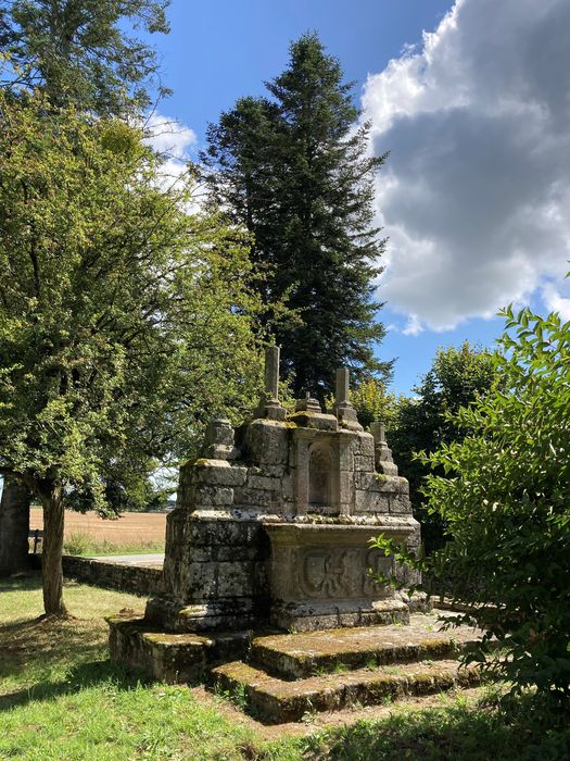 Chapelle Sainte-Suzanne avec le calvaire