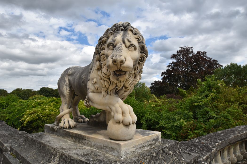 terrasse est, détail d’une sculpture d’un lion