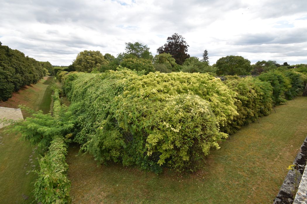 jardin, vue générale depuis la terrasse est