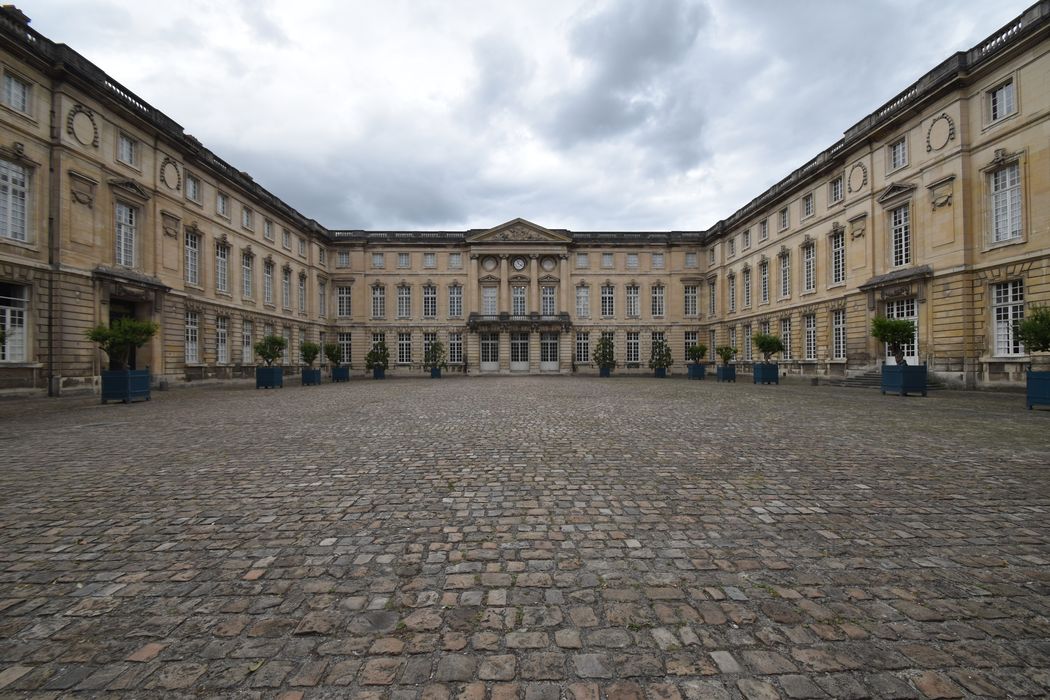 cour d’honneur, façades sud-est, sud-ouest et nord-ouest