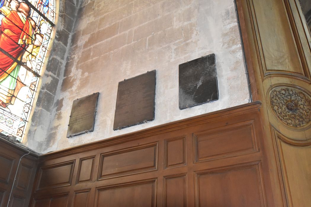 plaques funéraires de Ponthus de la Barre et de Claude Caignet son épouse, de Léon Arthus et de Roch Bourguignon