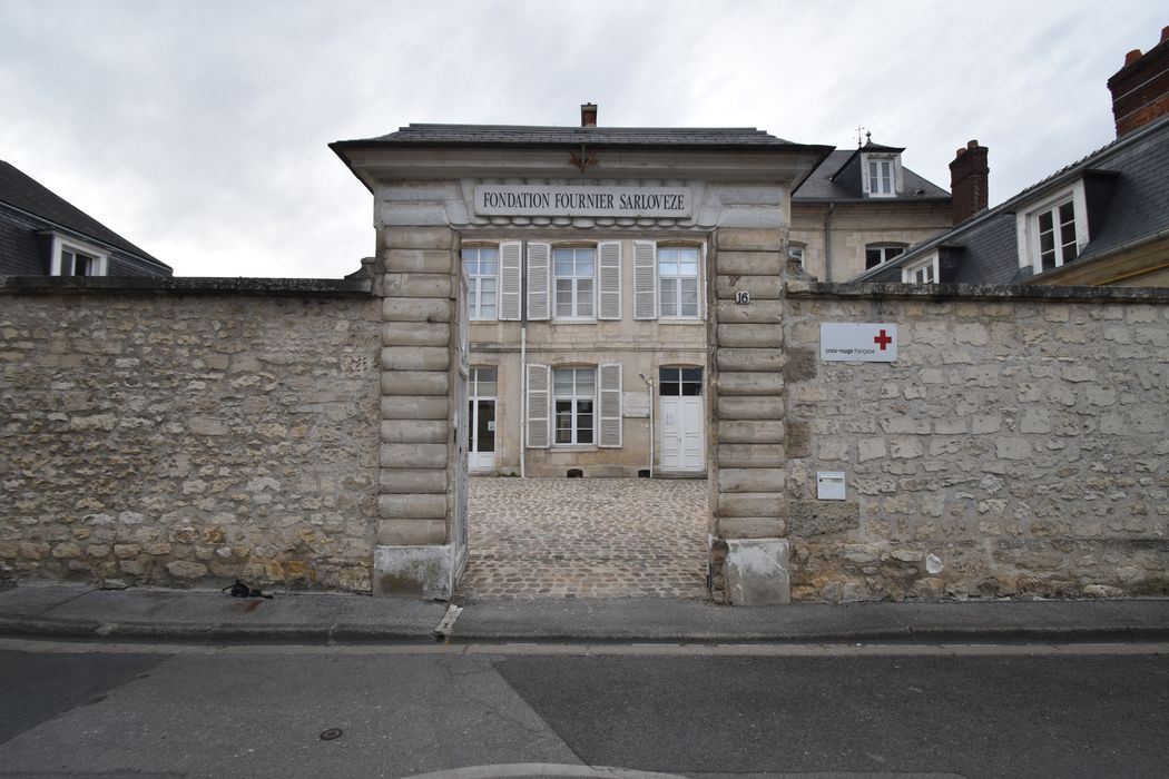 portail d’accès sur rue à la cour intérieure