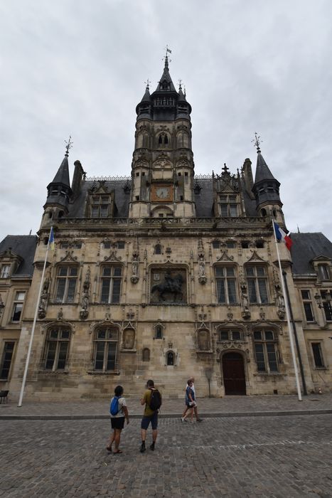 façade sud-ouest sur la place