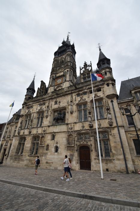 façade sud-ouest sur la place