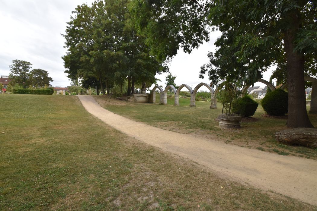 vue partielle des vestiges des arcades du cloître dans le jardin