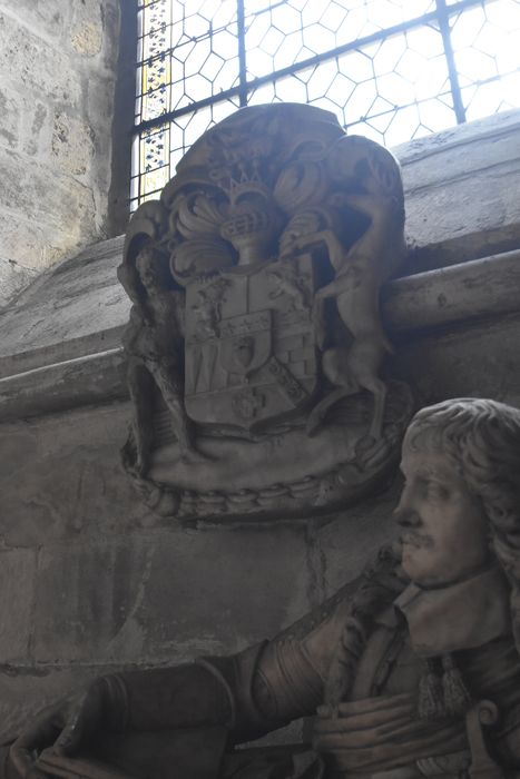 monument funéraire de Jacques Douglas, détail du bas-relief armorié