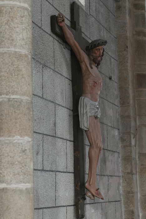 statue : Christ en croix, profil droit