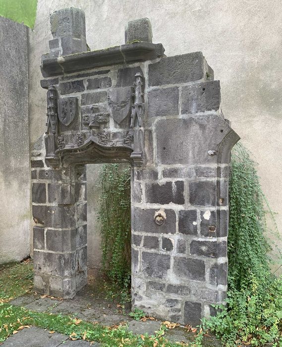 encadrement de l’ancienne porte d’accès