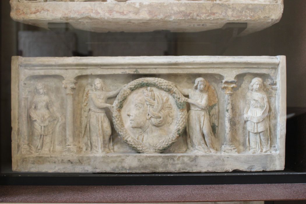 détail d’un des bas-relief d’une des bases