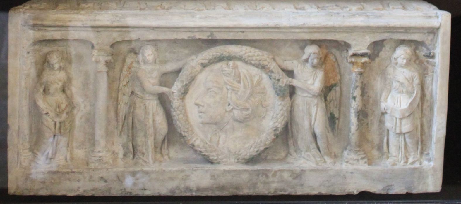 détail d’un des bas-relief d’une des bases