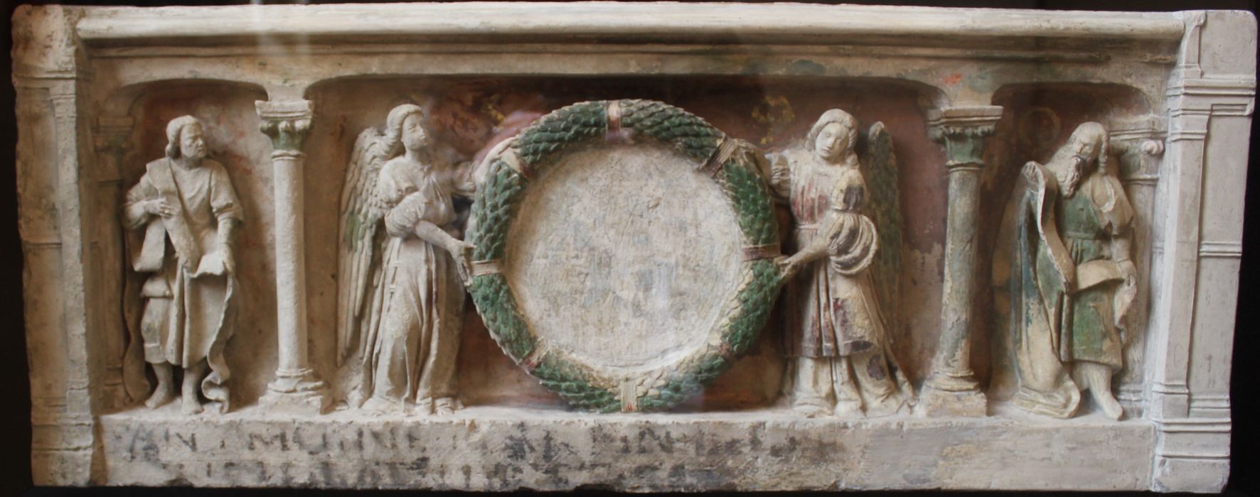 détail d’un des bas-relief d’une des bases