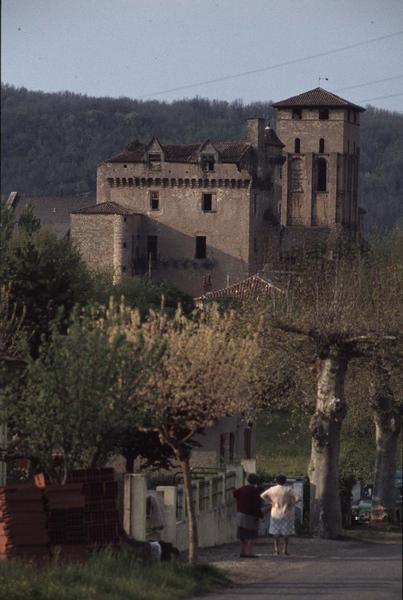 Clocher de l'église et porte fortifiée du château