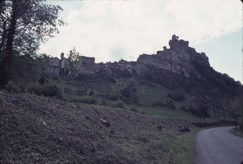 Vue générale du village et ruines du château