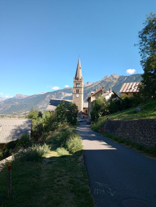 vue partielle de l’église dans son environnement depuis le Sud