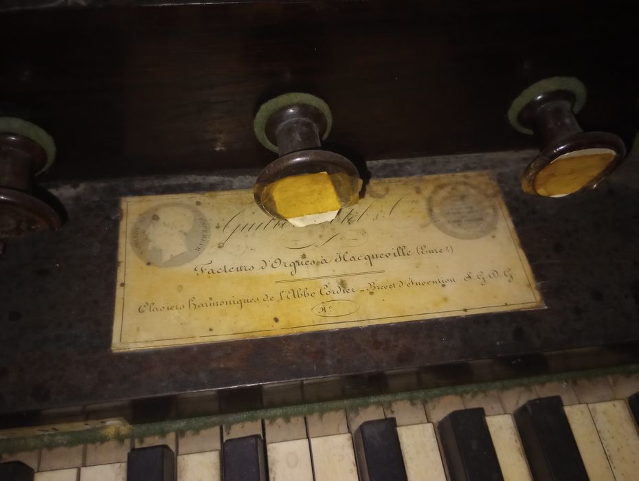 harmonium, détail de l’étiquette du fabriquant