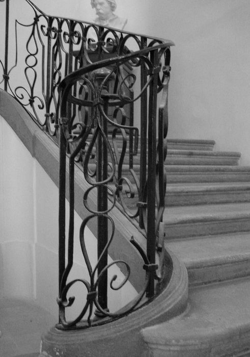 escalier, détail du départ de la rampe en fer forgé