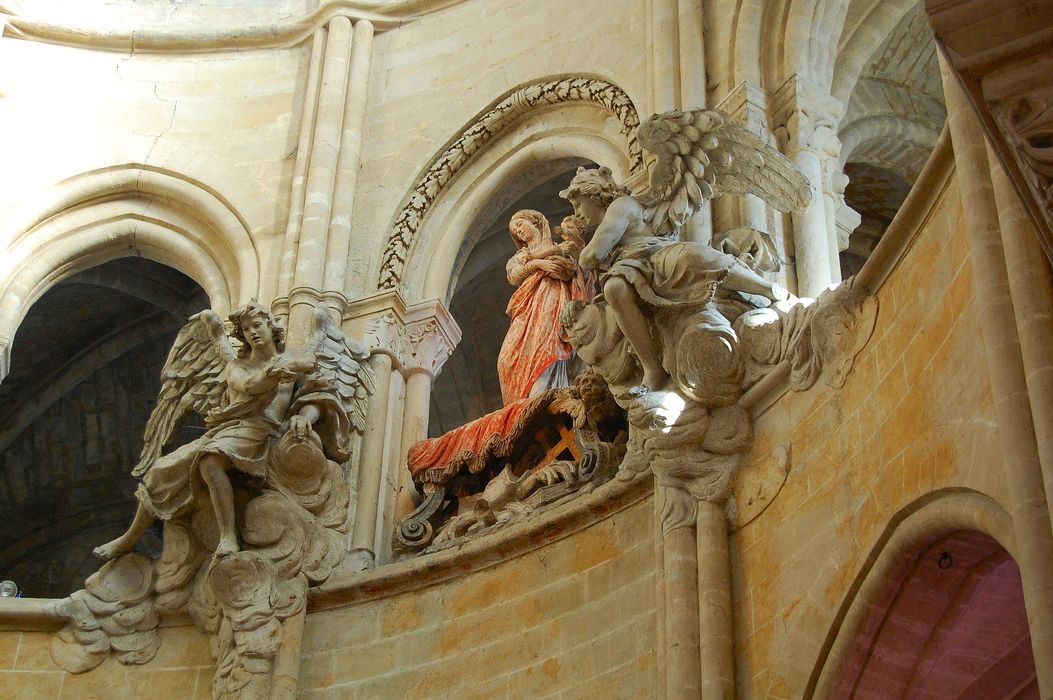 groupe sculpté : Vierge à l’Enfant adoré par deux anges