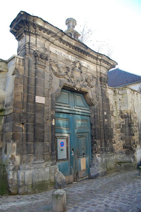 portail monumental sur rue d’accès à la cour d’honneur