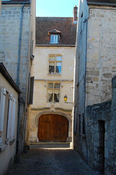 façade sur rue, vue partielle