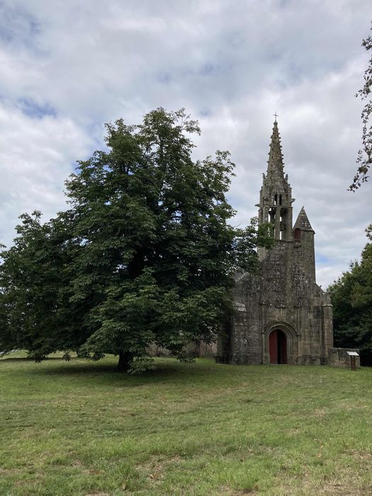 vue générale de la chapelle dans son environnement depuis l’Ouest