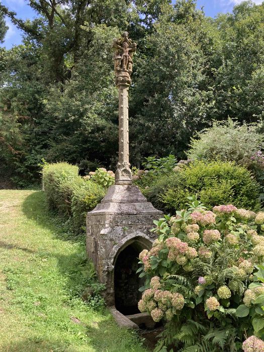 vue générale de la fontaine surmontée de son calvaire