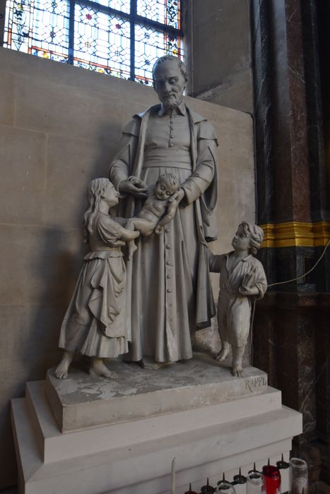 groupe sculpté : Saint Vincent de Paul recueillant deux enfants