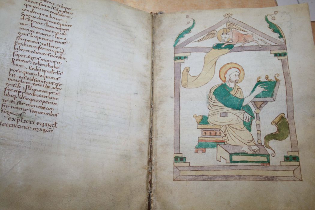 livre liturgique (évangéliaire carolingien)
