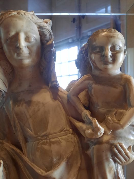 statue : Vierge à l’Enfant, vue partielle