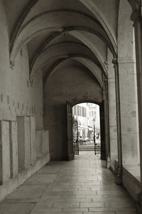 vue partielle d’une des galeries du cloître