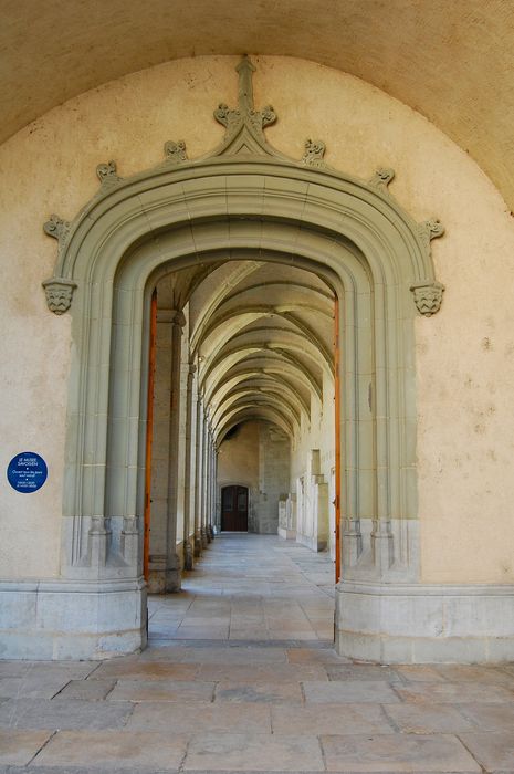 porte d’accès ouest au cloître