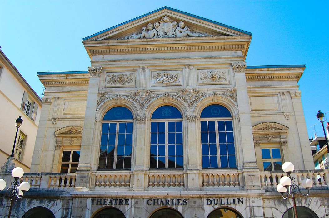 façade antérieure sur la place