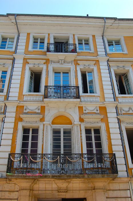 façade sur rue, vue partielle