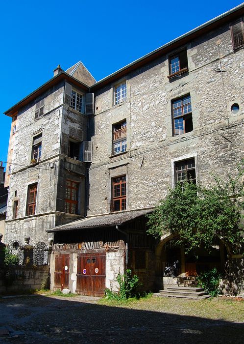 façade sur cour, vue partielle