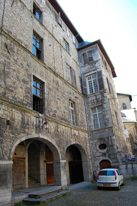 façade sur cour, vue partielle