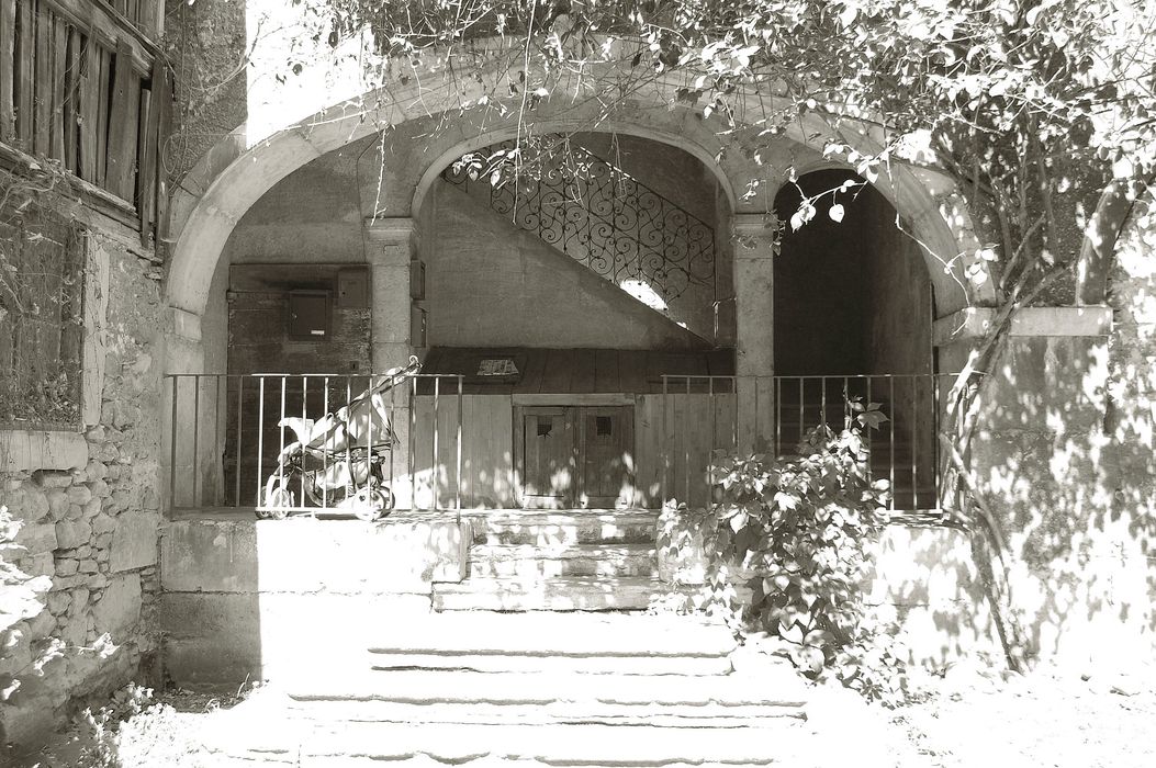 porche d’accès au vestibule de l’escalier monumental