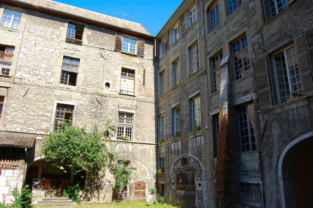 façades sur cour, vue partielle