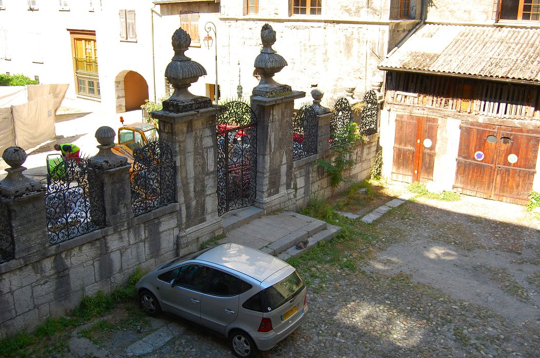 clôture de la cour