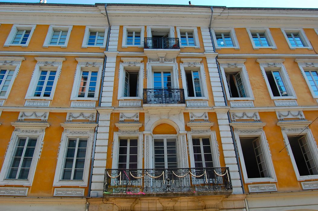 façade sur rue, vue partielle