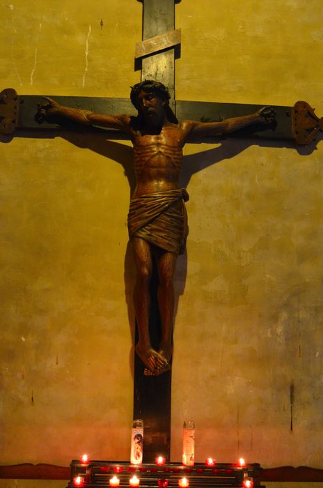 statue : Christ en croix