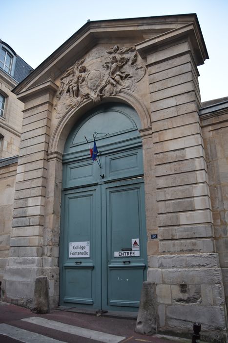 portail d’accès monumental sur rue à la cour d’honneur