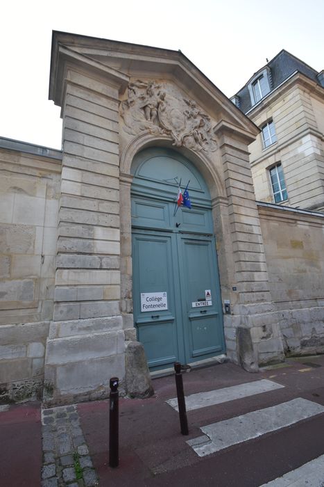 portail d’accès monumental sur rue à la cour d’honneur