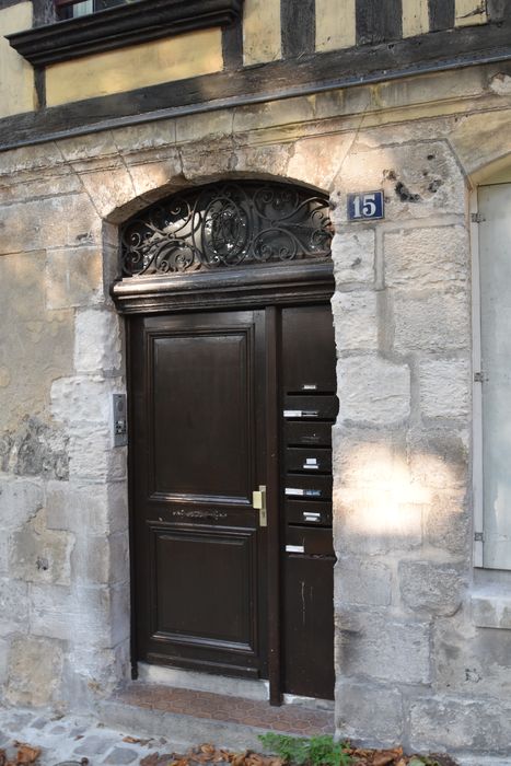 porte d’accès sur rue au n°15