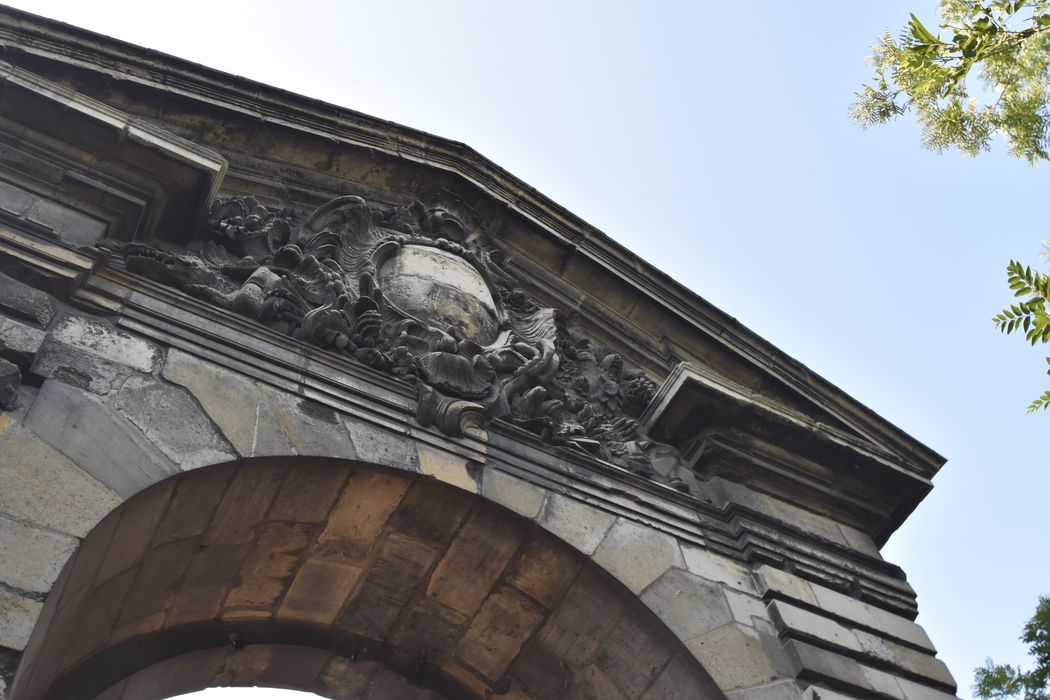 élévation nord, vue partielle du fronton