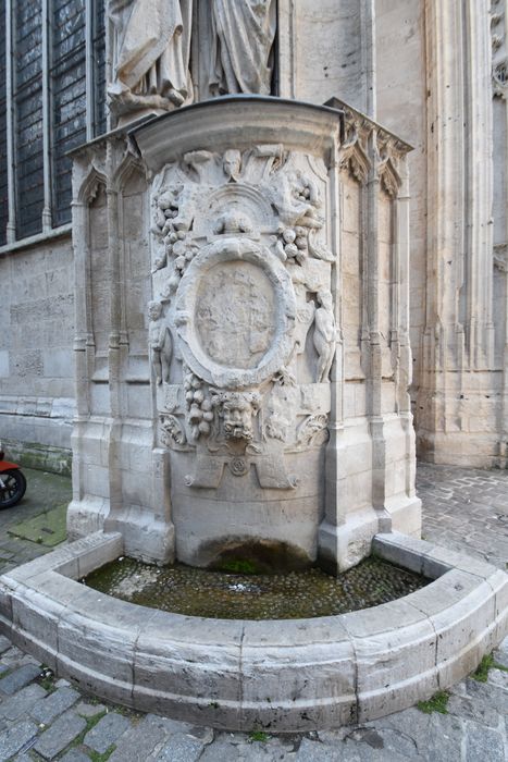 fontaine adossée à l’angle nord-ouest