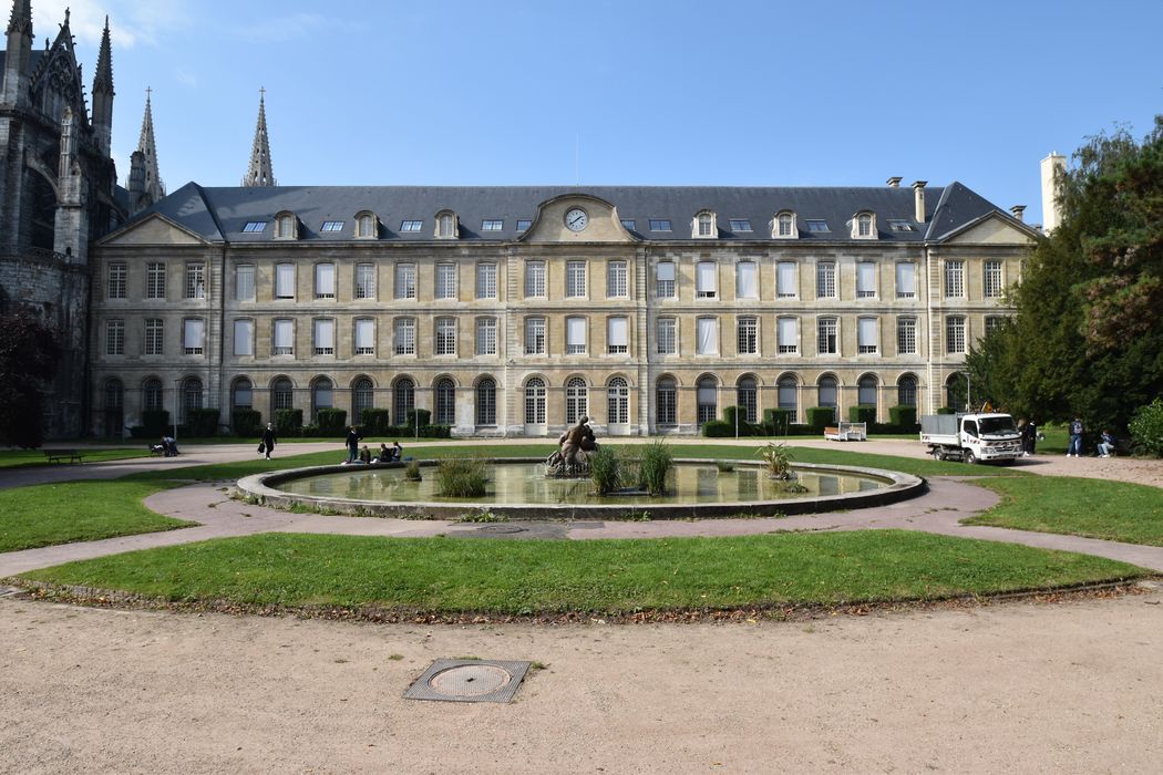 bâtiment abbatial, façade est